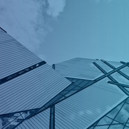 Dies ist ein blau eingefärbtes Bild von Architektur.