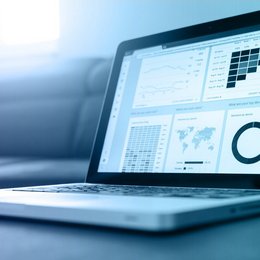 Bild von einem Laptop mit Analysedaten.