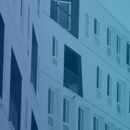 Dies ist ein blau eingefärbtes Bild von Architektur.