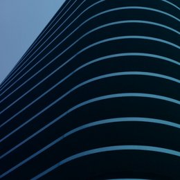 Dies ist ein blau eingefärbtes Bild von Architektur.